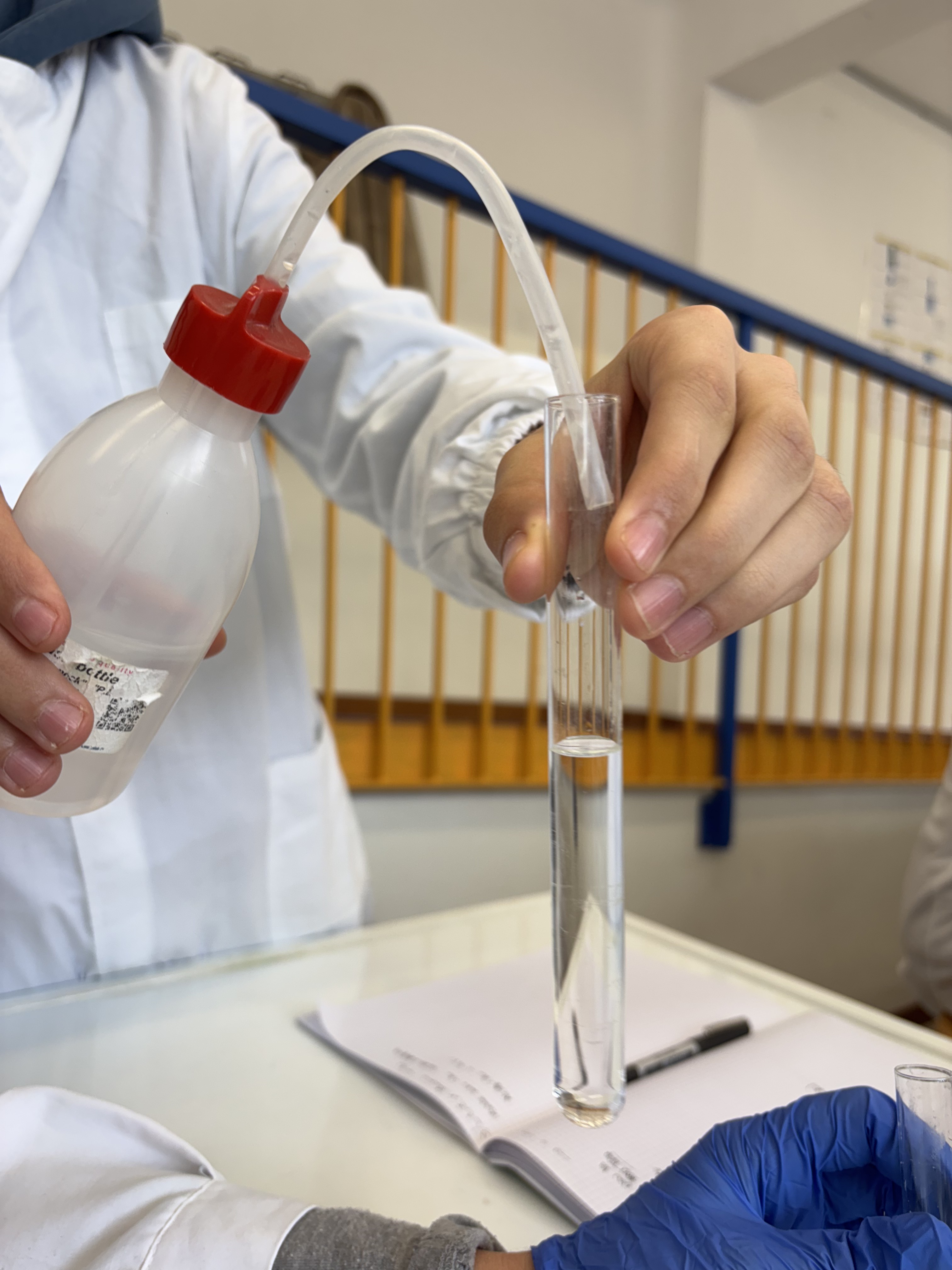 Acqua versata nelle provette